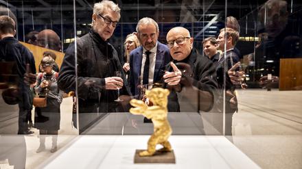 Das Original. Der Bär von Renée Sintenis in einer Vitrine mit Wim Wenders, Stiftungspräsident Hermann Parzinger und Volker Schlöndorff (von links) dahinter.  
