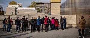 Touristen stehen vor der Mauergedenkstätte an der Bernauer Straße. Es sind weniger als noch vor drei Jahren.