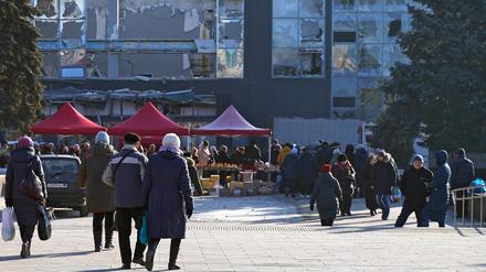 Russia Ukraine Military Operation Daily Life 8369471 11.02.2023 Shopping tents are seen in front of a building damaged in the course of Russia n military operation in Ukraine, at the city fair in Mariupol, Donetsk People s Republic, Russia. Alexandr Suhov / Sputnik Mariupol Russia PUBLICATIONxINxGERxSUIxAUTxONLY Copyright: xAlexandrxSuhovx