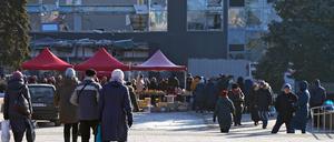 Russia Ukraine Military Operation Daily Life 8369471 11.02.2023 Shopping tents are seen in front of a building damaged in the course of Russia n military operation in Ukraine, at the city fair in Mariupol, Donetsk People s Republic, Russia. Alexandr Suhov / Sputnik Mariupol Russia PUBLICATIONxINxGERxSUIxAUTxONLY Copyright: xAlexandrxSuhovx