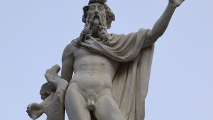 Der Neptun-Skulptur wurde das Zepter entrissen.