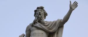 Der Neptun-Skulptur wurde das Zepter entrissen.