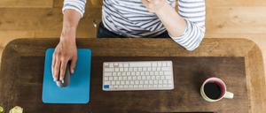 Man at wooden desk thinking || Modellfreigabe vorhanden