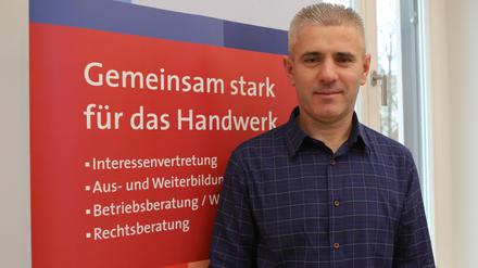 Handwerker Želimir Miličević hat dank des Projekts HabiZu in Westbrandenburg berufliche Perspektive und eine neue Heimat gefunden haben.