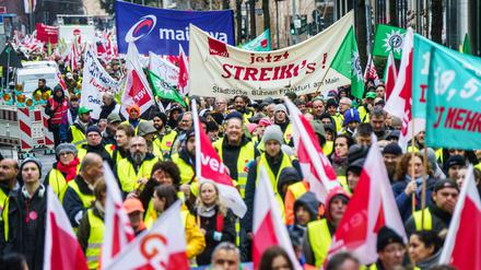 Streikende Demonstranten mit Transparenten ziehen am Vormittag durch die Frankfurter Innenstadt. 