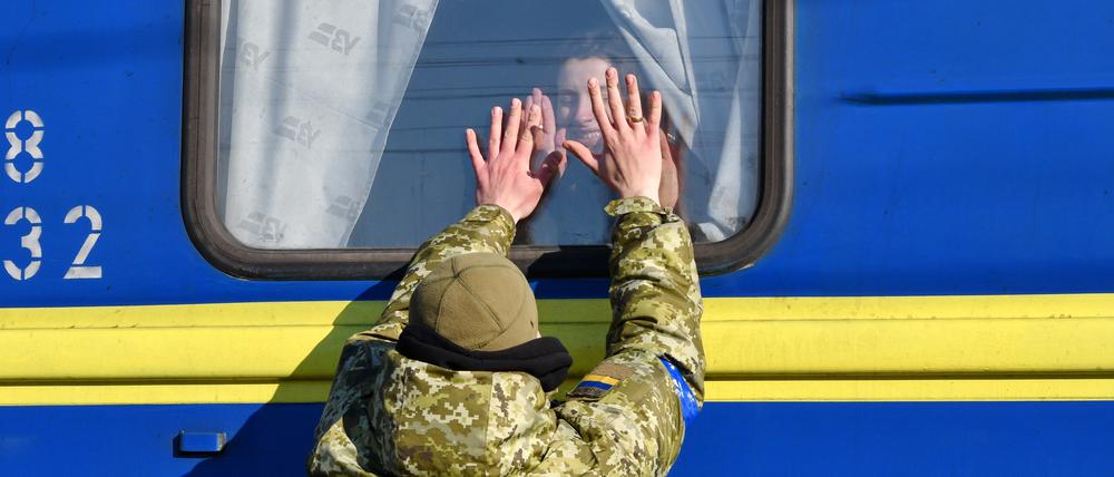 Ein ukrainischer Soldat verabschiedet sich von seiner Familie.