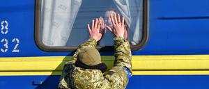 Ein ukrainischer Soldat verabschiedet sich von seiner Familie.