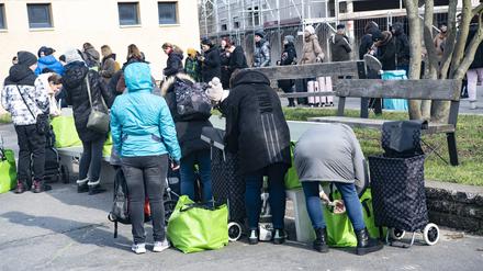 Bedürftige bei der Lebensmittelausgabe auf dem Gelände der Arche.