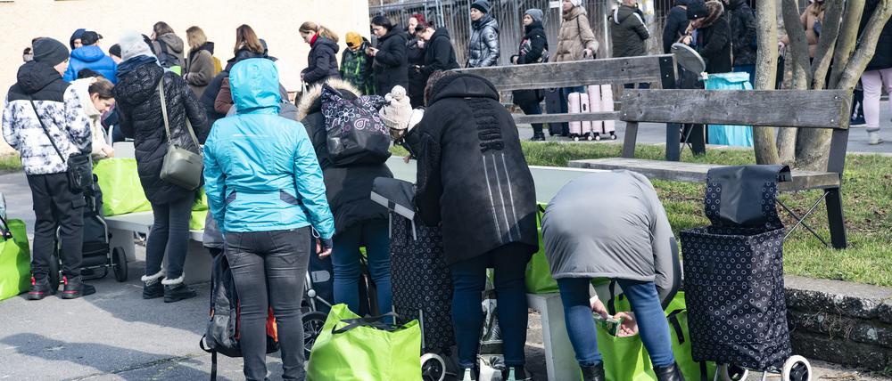 Bedürftige bei der Lebensmittelausgabe auf dem Gelände der Arche.