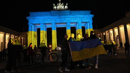 Das Brandenburger Tor in Berlin, angestrahlt mit den Ukraine-Farben.