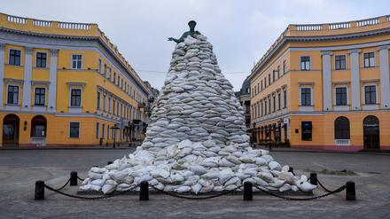 Bedrohte Kultur. In Odessa wird ein Denkmal mit Sandsäcken geschützt. Foto: REUTERS/Alexandros Avramidis 