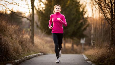 Für den besten Effekt auf die Gesundheit empfehlen Experten, neben dem Ausdauersport auch Krafttraining zu betreiben. 
