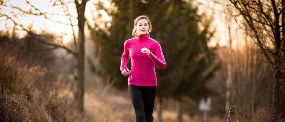 Für den besten Effekt auf die Gesundheit empfehlen Experten, neben dem Ausdauersport auch Krafttraining zu betreiben.