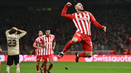 Unions Juranovic beim Torjubel gegen Ajax Amsterdam.