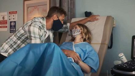 Von wegen Eskapismus.  Die US-Serie „This Is Us“ in der Pandemie. Autoren schrieben die laufende fünfte Staffel mit Corona-Impact um. Kevin Pearson (Justin Hartley) und Madison (Caitlin Thompson) erwarten in schwierigen Zeiten Zwillinge. 