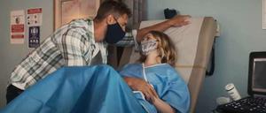 Von wegen Eskapismus.  Die US-Serie „This Is Us“ in der Pandemie. Autoren schrieben die laufende fünfte Staffel mit Corona-Impact um. Kevin Pearson (Justin Hartley) und Madison (Caitlin Thompson) erwarten in schwierigen Zeiten Zwillinge. 