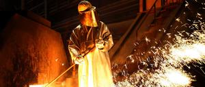 Ein Arbeiter am Hochofen bei Thyssen Krupp in Duisburg (Archivbild von 2007)