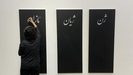 Der Slogan „Jin, Jiyan, Azadi“ ist ein zentraler Aspekt in der Ausstellung „Eyes on Iran“.