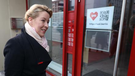 Franziska Giffey (SPD), Regierende Bürgermeisterin, kommt zu Sondierungen zur Regierungsbildung in die Landesparteizentrale der Sozialdemokraten.