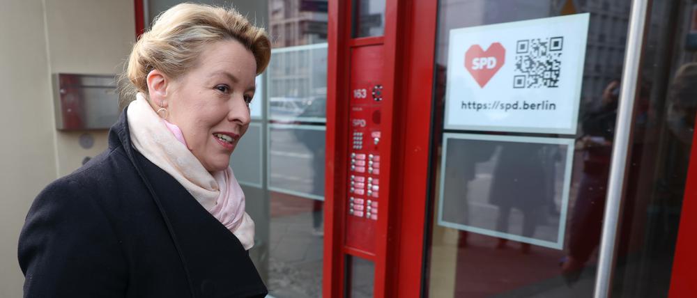Franziska Giffey (SPD), Regierende Bürgermeisterin, kommt zu Sondierungen zur Regierungsbildung in die Landesparteizentrale der Sozialdemokraten.