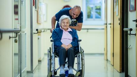 Der Bedarf an zusätzlichen Pflegekräften ist schon heute groß – in Zukunft wird er weiter steigen.