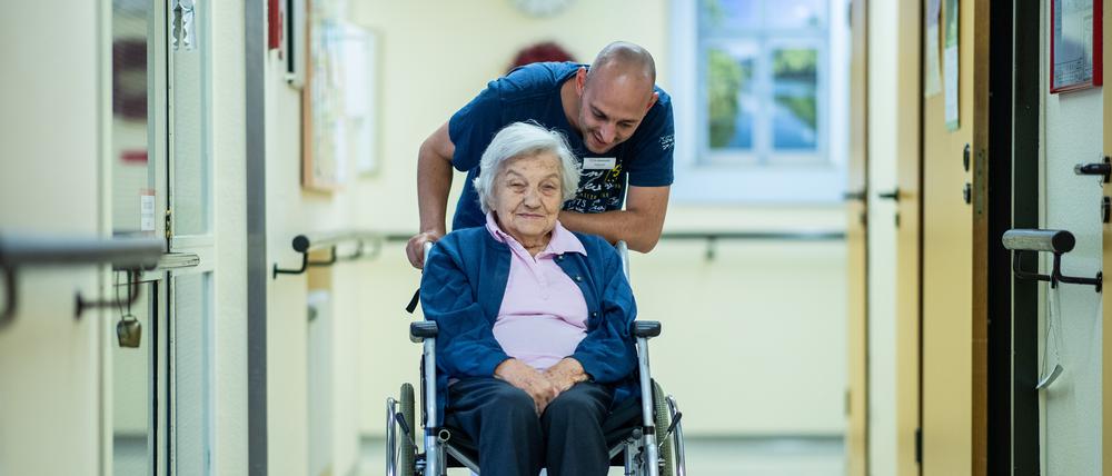 Der Bedarf an zusätzlichen Pflegekräften ist schon heute groß – in Zukunft wird er weiter steigen.