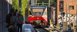 DEU; Deutschland, Berlin, 26.04.2018: S-Bahn Berlin, Haltestelle Baumschulenweg. *** DEU Germany Berlin 26 04 2018 S Bahn Berlin Station Baumschulenweg
lange_öffis