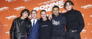 Die Hauptdarsteller und der Autor: Rafael Luis Klein-Heßling, Vincent Wiemer, Felix Lobrecht, Aaron Maldonado-Morales und Levy Rico Arcos auf dem roten Teppich.