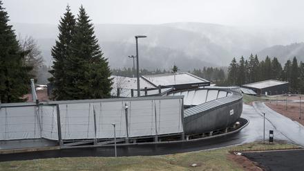 24.02.2023, Thüringen, Oberhof: Blick auf die Anlagen der Bob- und Rennrodelbahn. Bei einem schweren Unfall auf der Oberhofer Bob- und Rennrodelbahn ist am 23. Februar ein Mensch ums Leben gekommen. Eine weitere Person wurde schwer verletzt. Nach den bisherigen Ermittlungen war der Gästebob im Zielbereich in zwei Schlauchringe, sogenannte Ice-Tubes, gefahren. Der getötete Mann soll sich in einem dieser Schlauchringe befunden haben, mit dem auch Laien die Bahn befahren können. Foto: Daniel Vogl/dpa +++ dpa-Bildfunk +++
