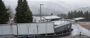 24.02.2023, Thüringen, Oberhof: Blick auf die Anlagen der Bob- und Rennrodelbahn. Bei einem schweren Unfall auf der Oberhofer Bob- und Rennrodelbahn ist am 23. Februar ein Mensch ums Leben gekommen. Eine weitere Person wurde schwer verletzt. Nach den bisherigen Ermittlungen war der Gästebob im Zielbereich in zwei Schlauchringe, sogenannte Ice-Tubes, gefahren. Der getötete Mann soll sich in einem dieser Schlauchringe befunden haben, mit dem auch Laien die Bahn befahren können. Foto: Daniel Vogl/dpa +++ dpa-Bildfunk +++