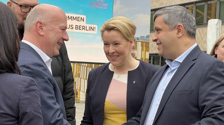 Die Verhandlungsführer von CDU und SPD begrüßen sich am Freitagmorgen auf dem Euref-Campus in Schöneberg.