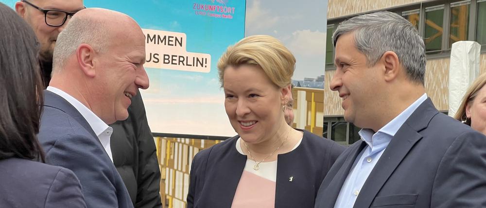 24.02.2023, Berlin: Kai Wegner (l.-r., CDU), Spitzenkandidat und Landesvorsitzender seiner Partei, Franziska Giffey (SPD), Regierende Bürgermeisterin von Berlin, und SPD-CO-Landesvorsitzender Raed Saleh (r.) setzen auf dem EUREF-Campus ihre Sondierungsgespräche fort. Foto: Jessica Lichetzki/dpa +++ dpa-Bildfunk +++