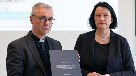 Stefan Heße (l), Erzbischof von Hamburg, nimmt das Gutachten zu sexuellem Missbrauch in der katholischen Kirche in Mecklenburg entgegen. 
