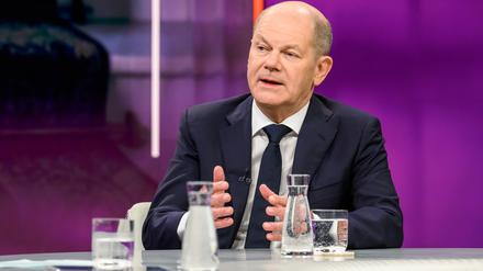 Bundeskanzler Olaf Scholz (SPD) spricht in der ZDF-Sendung „Maybrit Illner“.