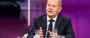 Bundeskanzler Olaf Scholz (SPD) spricht in der ZDF-Sendung „Maybrit Illner“.