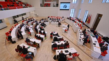 Die Abschlusssitzung im Landtag Brandenburg begann mit einem Gedenken an den ersten Jahrestag des Angriffs Russlands auf die Ukraine. 