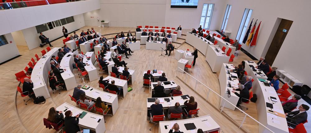 Die Abschlusssitzung im Landtag Brandenburg begann mit einem Gedenken an den ersten Jahrestag des Angriffs Russlands auf die Ukraine.