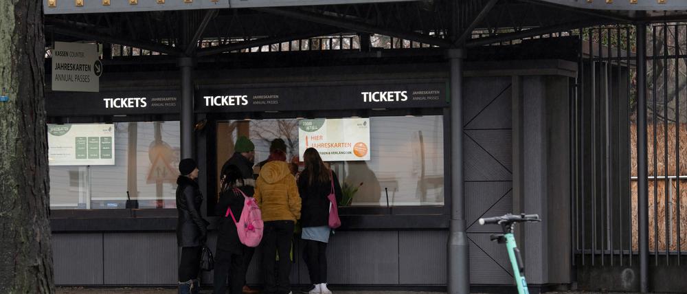 ARCHIV - 24.12.2022, Berlin: Besucher stehen an einer Kasse des Zoos.    (zu dpa «Manche Tageskarten für Zoo und Tierpark werden teurer») Foto: Paul Zinken/dpa +++ dpa-Bildfunk +++