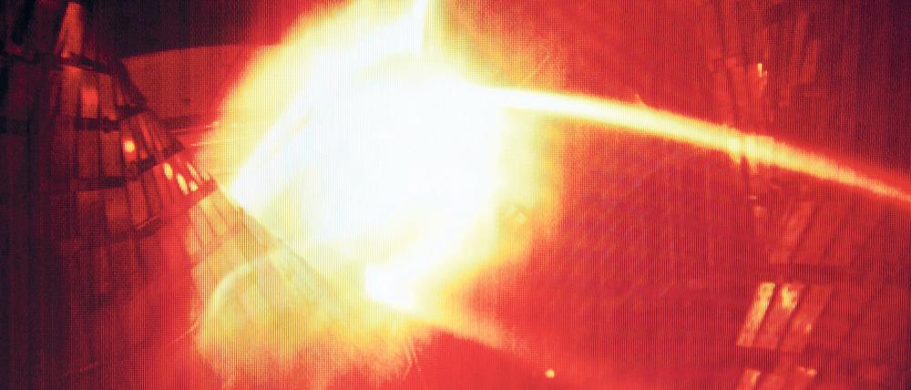 Ein farbig aufbereitetes Computerbild zeigt das erste Plasma das 2015 in der Kernfusionsforschungsanlage „Wendelstein 7-X“ erzeugt wurde. Dazu wurden zehn Milligramm Helium in einem Magnetfeld einer Vakuumkammer auf eine Million Grad Celsius erhitzt.