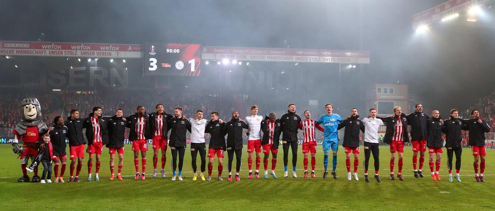 „Zieht den Bayern die Lederhosen aus“: Fans und Mannschaften sangen sich für das Spitzenspiel in München in Stimmung.