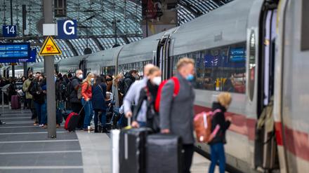 Zahlreiche Reisende steigen am Hauptbahnhof in einen ICE-Zug der Deutschen Bahn. (Archivbild)