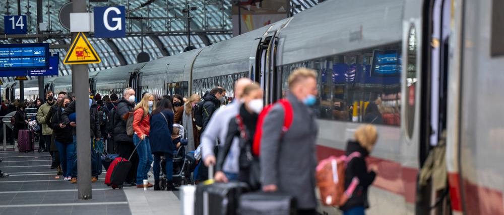 Zahlreiche Reisende steigen am Hauptbahnhof in einen ICE-Zug der Deutschen Bahn.