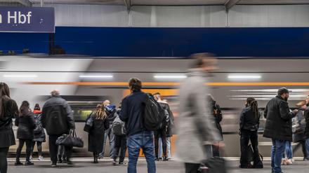 Bahnhof, RRX Regionalexpress Zug am Bahnsteig, Fahrgäste, Essen, NRW, Deutschland,