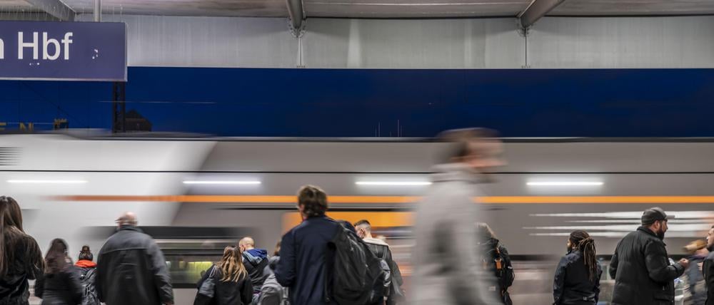 Bahnhof, RRX Regionalexpress Zug am Bahnsteig, Fahrgäste, Essen, NRW, Deutschland,