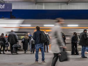 Bahnhof, RRX Regionalexpress Zug am Bahnsteig, Fahrgäste, Essen, NRW, Deutschland,