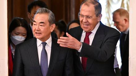 Wang Yi und Sergej Lawrow.