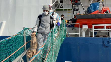 HANDOUT - 17.02.2023, Italien, Ancona: Migranten gehen von Bord der «Geo Barents», die im Hafen von Ancona in Mittelitalien liegt. Die private Hilfsorganisation Ärzte ohne Grenzen hat in Ancona 48 Bootsmigranten an Land gebracht. Das Schiff habe den Hafen nach einer tagelangen Überfahrt am Freitagmittag erreicht, teilte die Organisation am Freitag, 17.02.2023 mit. Sie waren am Montag, 13.02. im zentralen Mittelmeer nahe der libyschen Küste aus Seenot gerettet und an Bord der «Geo Barents» geholt worden. Unter ihnen befanden sich den Angaben zufolge neun Minderjährige. Foto: -/MSF/dpa - ACHTUNG: Nur zur redaktionellen Verwendung im Zusammenhang mit einer Berichterstattung und nur mit vollständiger Nennung des vorstehenden Credits +++ dpa-Bildfunk +++