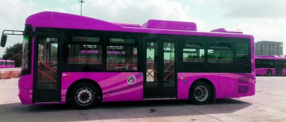 Ein pinker Bus steht auf einem Busparkplatz. In der pakistanischen Millionenmetropole Karachi.