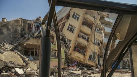 Zerstörte Gebäude in der Türkei nach dem katastrophalen Erdbeben. 
