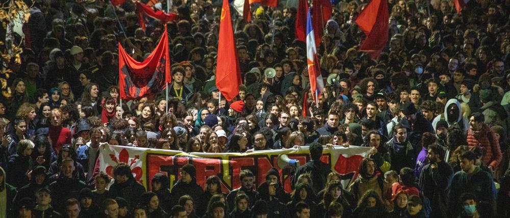 Demonstration in Florenz gegen die Attacke vor dem Michelangiolo-Gymnasium